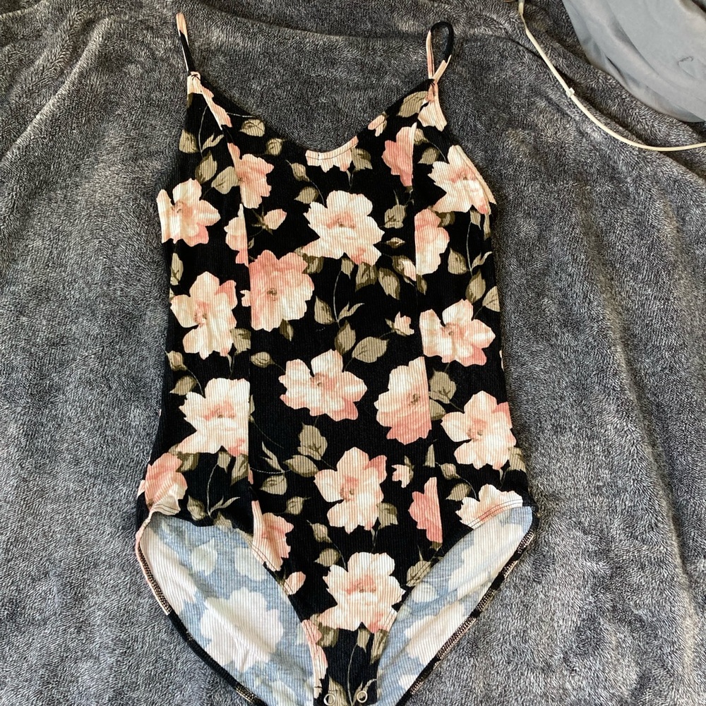 AMERICAN EAGLE rose bodysuit size medium! Pre-owned in great condition.